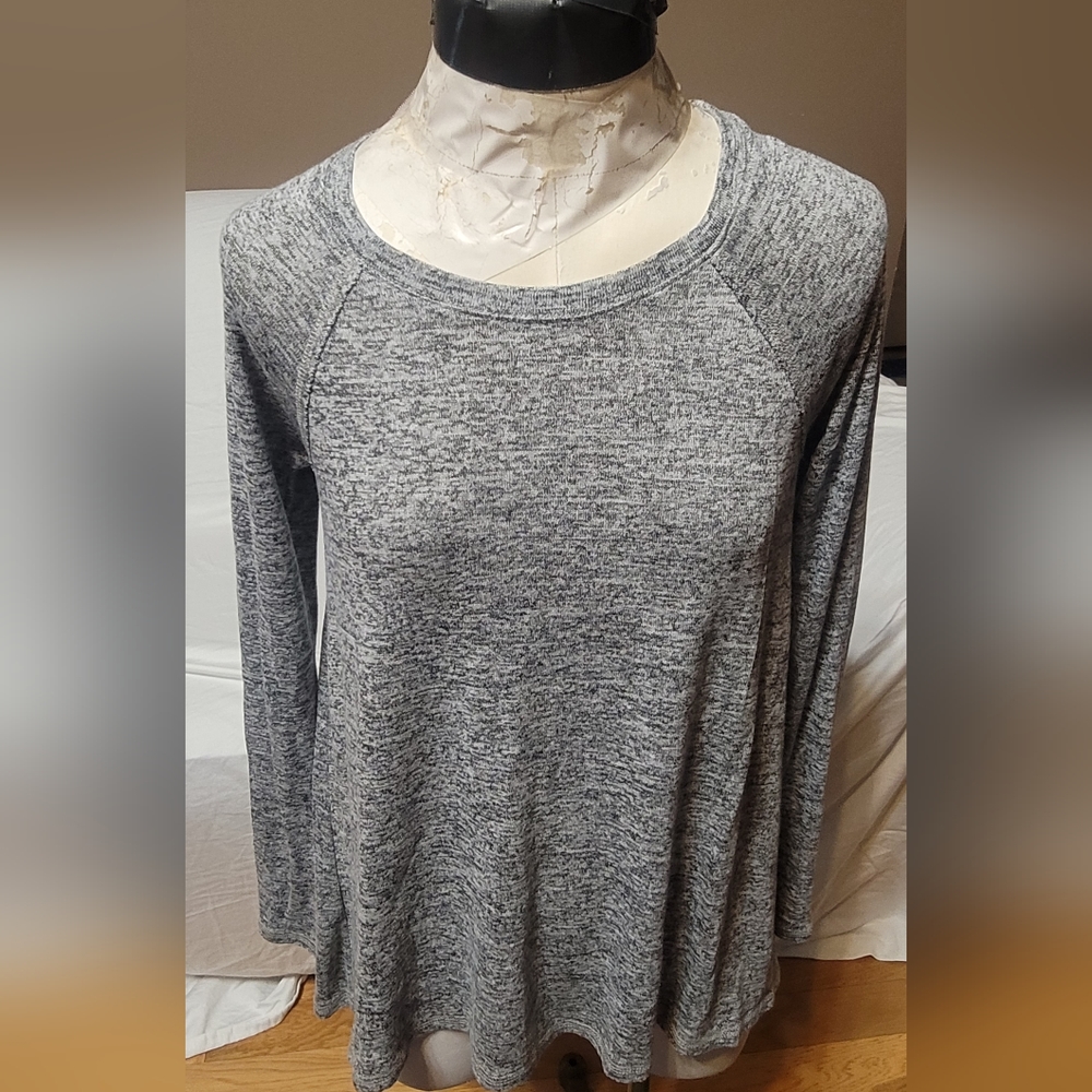 Women's medium lightweight soft Hollister long sleeve gray sweater.